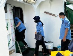 Pastikan Nihil Pelanggaran, Imigrasi Parepare ‘Clearance’ Kapal Berbendera Malaysia di Pelabuhan Garongkong