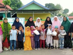 Peduli Sesama, Murid TK Ibnu Umar Borongtala Berbagi Takjil ke Warga