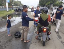 Komunitas AXS Mamuju Bagi Takjil di Pantai Manakarra