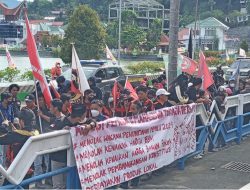 Ratusan Mahasiswa dan Pemuda Sambangi DPRD Toraja Sampaikan Tuntutannya