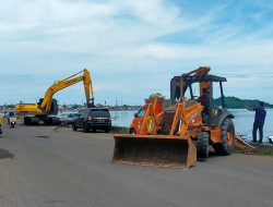 Pemkot Parepare Kerahkan Dua Alat Berat Bersihkan Sampah di Pantai Cempae