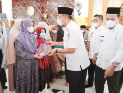 Jelang Idul Fitri 1443 H, Bupati Wajo Serahkan 200 Paket Bantuan ke Warga Miskin di Kecamatan Tempe