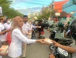 Budi Hastuti Bersama PAC Gerindra Turun Langsung Bagikan Takjil ke Pengguna Jalan