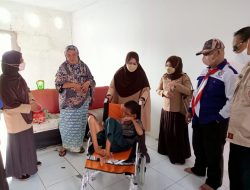 Bersama Pramuka Parepare, Erna Taufan Beri Bantuan Kursi Roda Anak Lumpuh Layu di Bacukiki