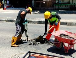 Dinas PUPR Perbaiki Jalan Rusak di Matras