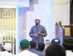 Gubernur Sulsel Bersama Masyarakat Salat Tarawih Perdana di Masjid 99 Kubah