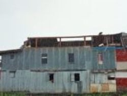 Empat Rumah Rusak Diterjang Angin Puting Beliung di Makassar