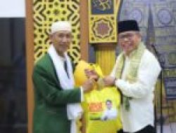 Safari Ramadan Golkar Sulsel di Barru, TP Bagikan Kado Ramadan untuk Imam Masjid