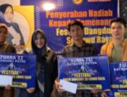 Putri Dakka Serahkan Hadiah Pemenang Festival Dangdut 