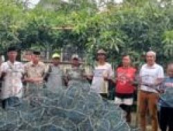 Ahmad Tonang Serahkan Bantuan 500 Alat Tangkap Kepiting ke Nelayan Sanrobone