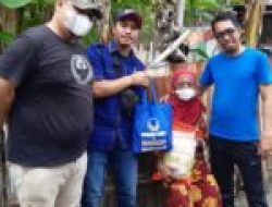 Ketua DPRD Rudianto Lallo Bagi Ratusan Paket Sembako untuk Warga Pulau di Makassar