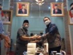 Manfaatkan Hari Libur, Ketua DPRD Makassar Rudianto Lallo Tanam Padi Bersama Warga Lakkang