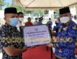 Taufan Pawe Serahkan Bantuan Bagi Nelayan dan Kelompok Budidaya