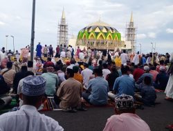 Difungsikan Perdana, Masjid Terapung BJ Habibie Dipadati Ribuan Jamaah Salat Id Fitri
