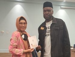 Rektor UIM Majdah M Zain Berikan Buku Sajadah Majdah Ke Tokoh Muslim Los Angeles