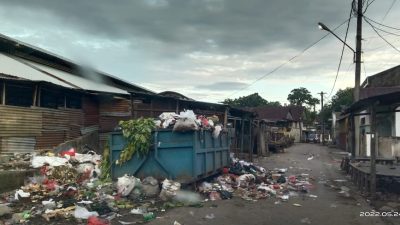 Perusda dan DLH Takalar “Ribut”, Sampah Membusuk di Pasar Pattallassang