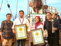 Pecahkan Rekor Pertama di Indonesia, Buku Catatan Covid-19 Dokter Koboi Dilaunching di Atas Perahu Pinisi
