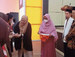 Ketua Lazismu Parepare Erna Taufan Serahkan Beasiswa Mentari kepada 57 Siswa