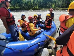 Dua Staf Dinas Kominfo Sukses Lewati Tantangan Rafting di Sungai Rongkong