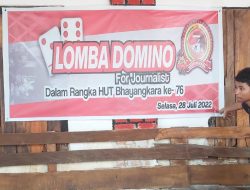 HUT Bhayangkara ke-76, Kapolres Bone Tantang Jurnalis Tanding Domino