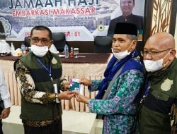 Liberti Sitinjak Serahkan Paspor CJH Kloter Pertama Embarkasi Makassar