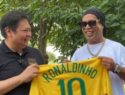 Airlangga Dihadiahi Jersey dari Ronaldinho