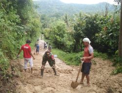 Personel Kodim Polman dan Warga Bersihkan Material Longsor di Luyo