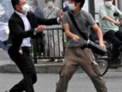 Eks Perdana Menteri Jepang Shinzo Abe Ditembak Pakai Shotgun Saat Berpidato