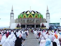Wali Kota Parepare Bersama Ribuan Masyarakat Shalat Idul Adha di Masjid Terapung BJ Habibie