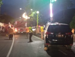 Melaju Kencang, Kijang Innova Hantam Tiang Lampu PJU di Pembatas Jalan