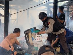 Patroli KRYD, Brimob Bone Sigap Bantu Evakuasi Korban Kebakaran di Bukaka