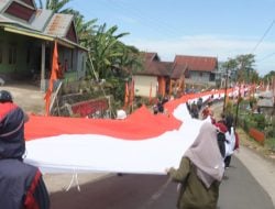 HUT RI, Ratusan Pemuda Ulu Ere Bawa Bendera Sepanjang 77 Meter
