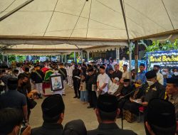 Walikota Parepare Tak Kuasa Tahan Tangis Saat Melepas Jenazah Ketua DPRD Andi Nurhatina