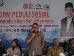 Balai Besar KIPM Makassar Serahkan 900 Paket Ikan Sehat Bermutu di Bone