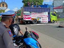 BREAKING NEWS; Aliansi Masyarakat Pemuda Luwu Raya Tutup Jalan Trans Sulawesi