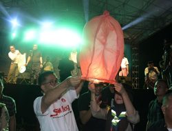 Seribu Lampion Dilepas Sebagai Tanda Festival Sandeq 2022 Dimulai