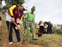 Boyong Bibit Pohon Durian, Danny Pomanto Tanam di Kebun APEKSI Padang