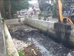 Cegah Banjir dan Luapan Air, Pemkot Parepare Lakukan Pengerukan Sampah