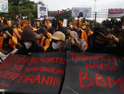 Demo Penolakan Kenaikan Tarif BBM Siang di Jalan, Sore di Hotel