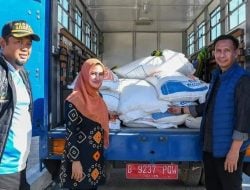 Indah Putri Indriani Terima Bantuan Sembako Pemprov Sulsel untuk Korban Banjir di Luwu Utara