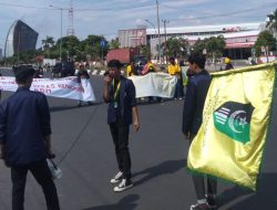 SEMMI Sulsel Unjuk Rasa di Jalan Alauddin Makassar Minta Jokowi Turunkan Harga BBM