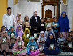 Erna Rasyid Taufan Hadiahkan Para Santri Al Quran Baru