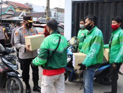 BBM Naik, Polres Gowa Bagikan Paket Sembako ke Ojol