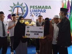 Ketua Lazismu Erna Taufan Serahkan Beasiswa Penuh Bagi Mahasiwa Penghafal Quran 30 Juz