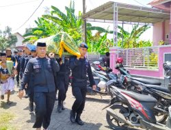 Orang Tua Personel Brimob Bone Wafat Danyon Nur Ichsan Turut Gotong Jenazah hingga ke Makam