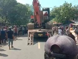 Eksekusi 8 Rumah di Jeneponto, Warga Tutup Jalan Trans Sulawesi