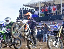 Serahkan Tropi di Kejurnas Grasstrack, IAS Akui Lomba Motor Trail Lebih Diterima di Daerah