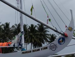 Finis Urutan Pertama, Sandeq Merpati PHS Tiba di Pantai Lamaru Balikpapan