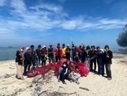 Peringati WCD 2022, Unhas Gelar Aksi Bersih Pantai di Pulau Balang Lompo dan Pulau Panambungan di Pangkep