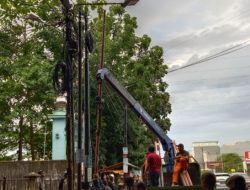 Dinas PU Makassar Cabut Tiang Fiber Optik di Kecamatan Panakkukang